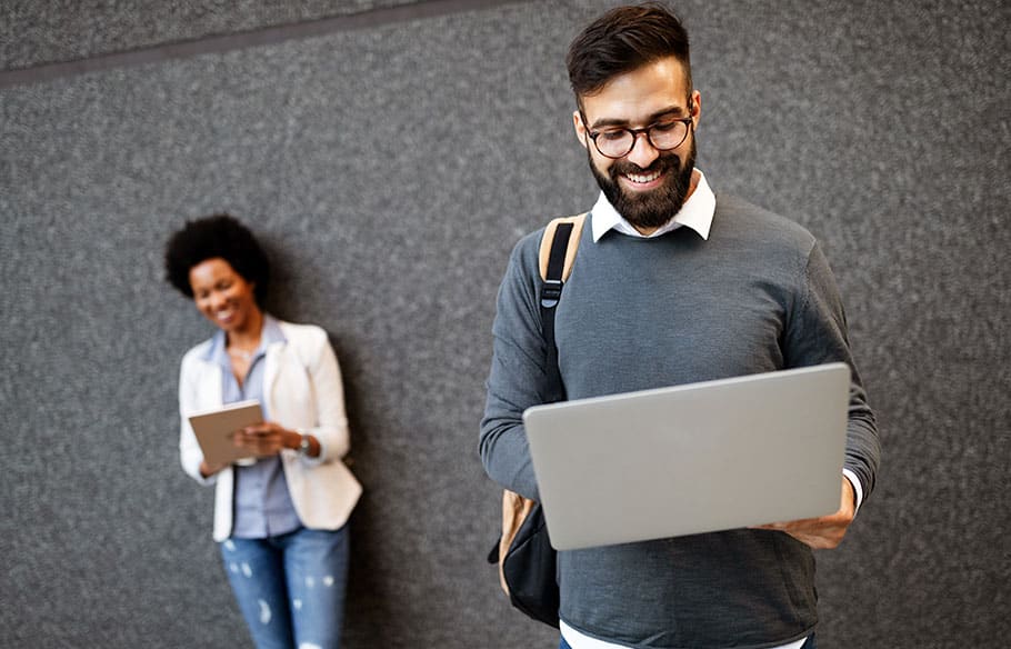 Mentor helping student with study planning on Classeta platform